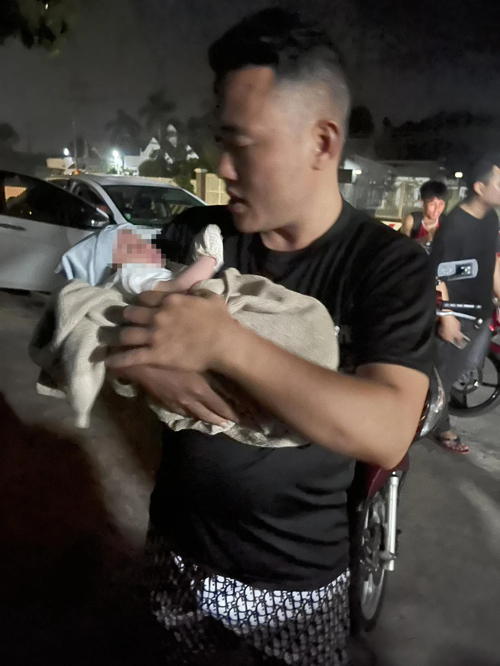 Bình Dương: Bé gái mới sinh bị bỏ rơi trên vỉa hè ảnh 2