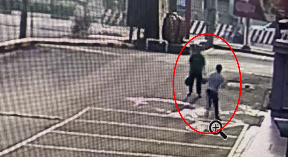 Hình ảnh camera ghi lại cảnh Hiền tạt xăng đốt người tình. Ảnh: Cắt từ clip