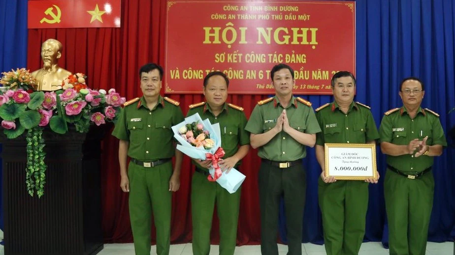 Đại tá Tạ Văn Đẹp, Giám đốc Công an tỉnh Bình Dương, đã trao thưởng nóng cho Công an TP Thủ Dầu Một. Ảnh: LA