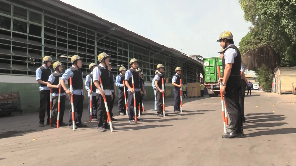 Một số doanh nghiệp ý thức cao trong việc duy trì đội CNXK, từ đó trang bị và có chính sách tốt cho lực lượng này. Ảnh: LA