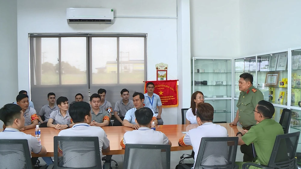 Lực lượng công an thường xuyên đến các doanh nghiệp thăm hỏi, động viên và tập huấn cho đội CNXK. Ảnh: LA