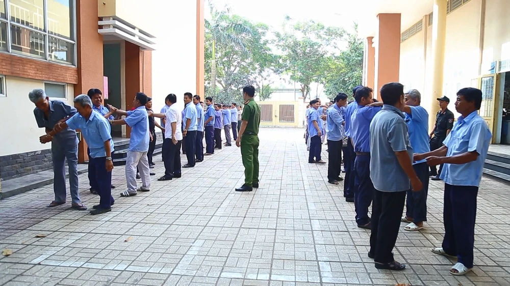 Ngoài trang bị các kiến thức pháp luật cơ bản, các thành viên của đội CNXK còn được tập huấn về võ thuật. Ảnh: LA