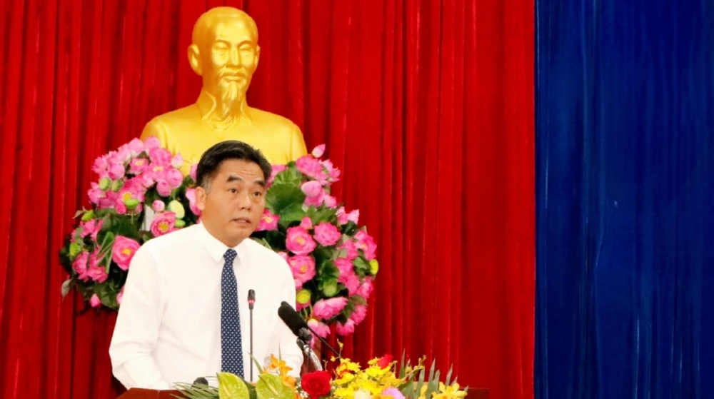 Ông Nguyễn Lộc Hà-Phó Chủ tịch UBND tỉnh Bình Dương báo cáo về tình hình phát triển kinh tế -xã hội 6 tháng đầu năm 2023 và nhiệm vụ trọng tâm 6 tháng cuối năm 2023. Ảnh: ĐT