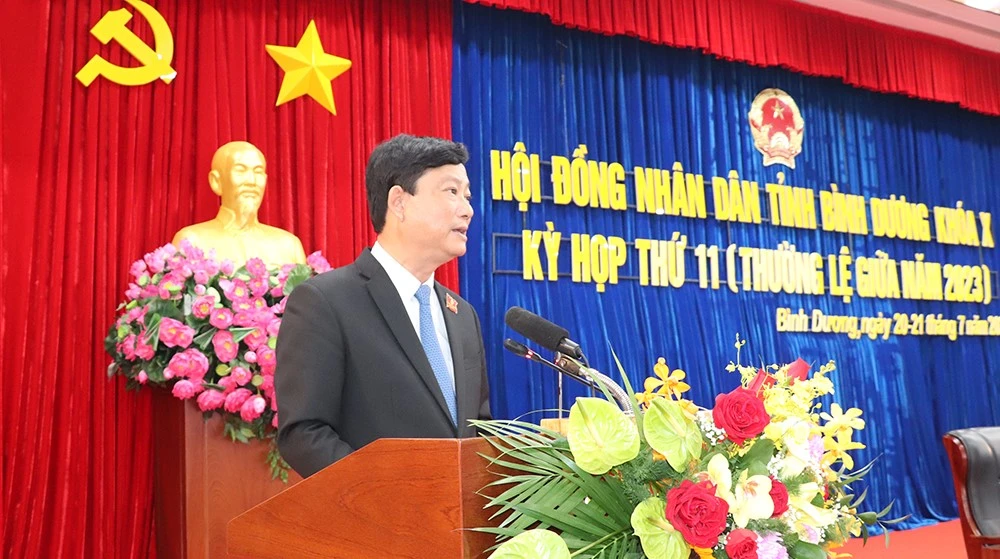 Ông Võ Văn Minh, Chủ tịch UBND tỉnh Bình Dương giải đáp các vấn đề thắc mắc của các đại biểu. Ảnh: YN