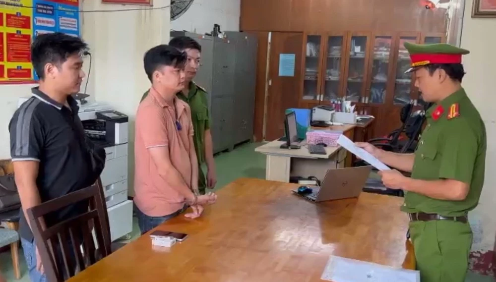 Cơ quan điều tra đọc lệnh bắt Khánh. Ảnh: CACC