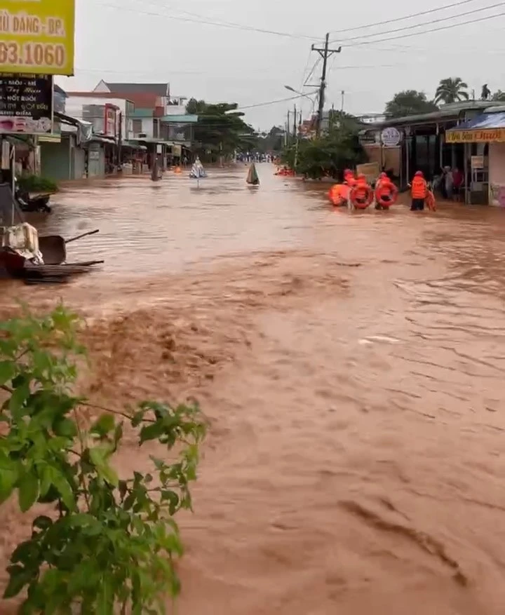 Lực lượng chức năng sơ tán người dân đến nơi an toàn. Ảnh: Người dân cung cấp