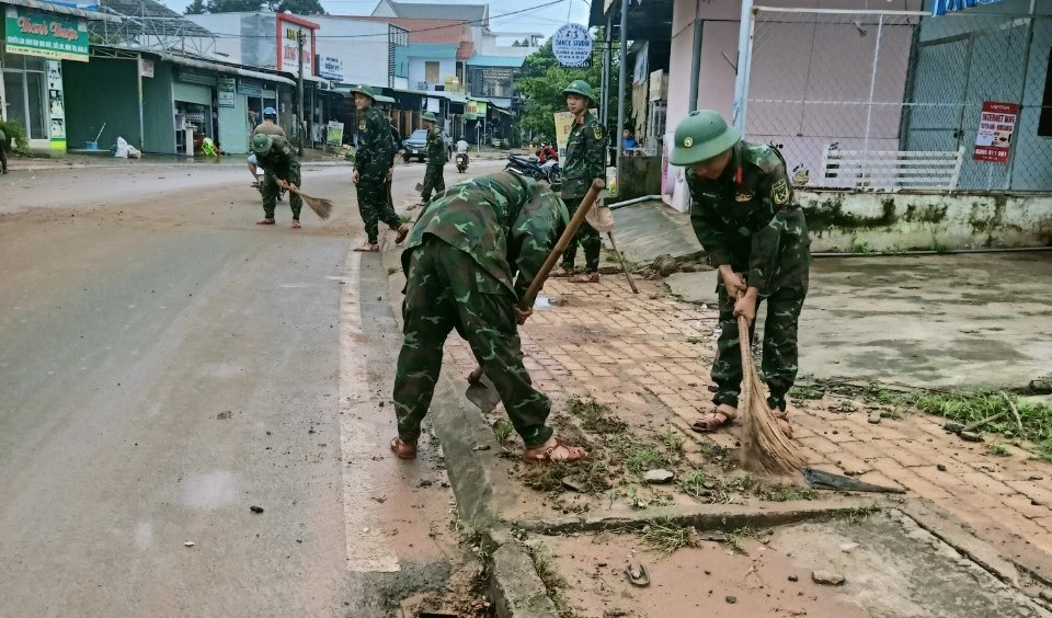 Bộ đội giúp người dân dọn dẹp đường phố, nhà cửa để sớm ổn định cuộc sống. Ảnh: Người dân cung cấp