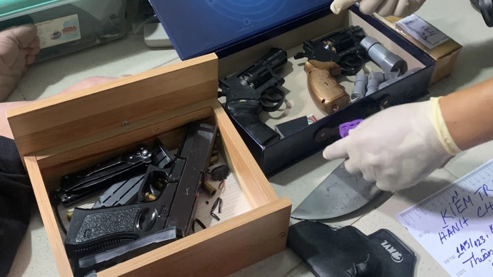 Súng đạn và quả nổ tự chế thu giữ tại phòng trọ. Ảnh: CACC