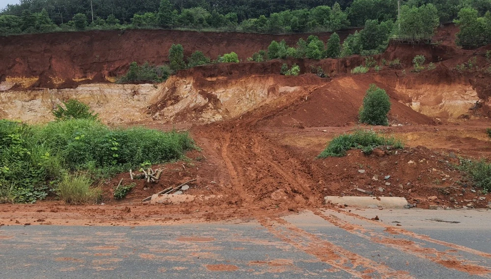 Một địa điểm khai thác đất trái phép tại huyện Bù Đăng. Ảnh: LA