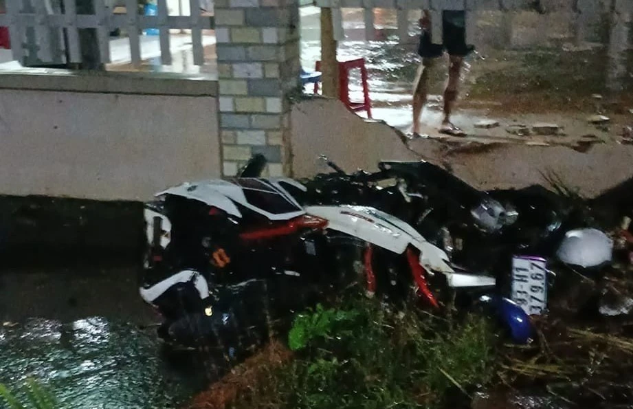 Cú tông mạnh khiến bờ tường bị đổ sập. Ảnh: DH