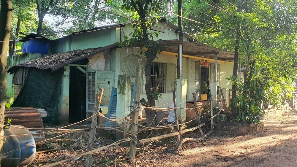 Nhiều ngôi nhà xuống cấp, xập xệ đã chờ 16 năm. Ảnh: LÊ ÁNH