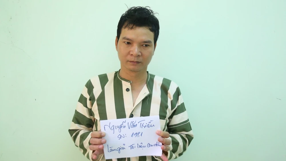 Chiều bị bắt với hàng trăm con dấu giả. Ảnh: CA Chiều bị bắt với hàng trăm con dấu giả. Ảnh: CA