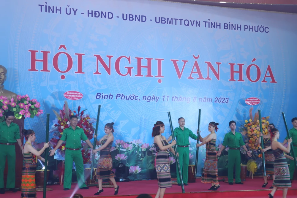 Tiết mục biểu diễn vào mừng hội nghị mang đậm văn hóa của con người Bình Phước. Ảnh: VT