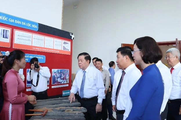 Các hình ảnh, hiện vật được trưng bày trong khuôn khổ hội nghị văn hóa. Ảnh: VT