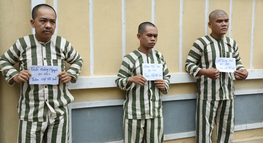 Nhóm trộm bị bắt giữ. Ảnh: CACC