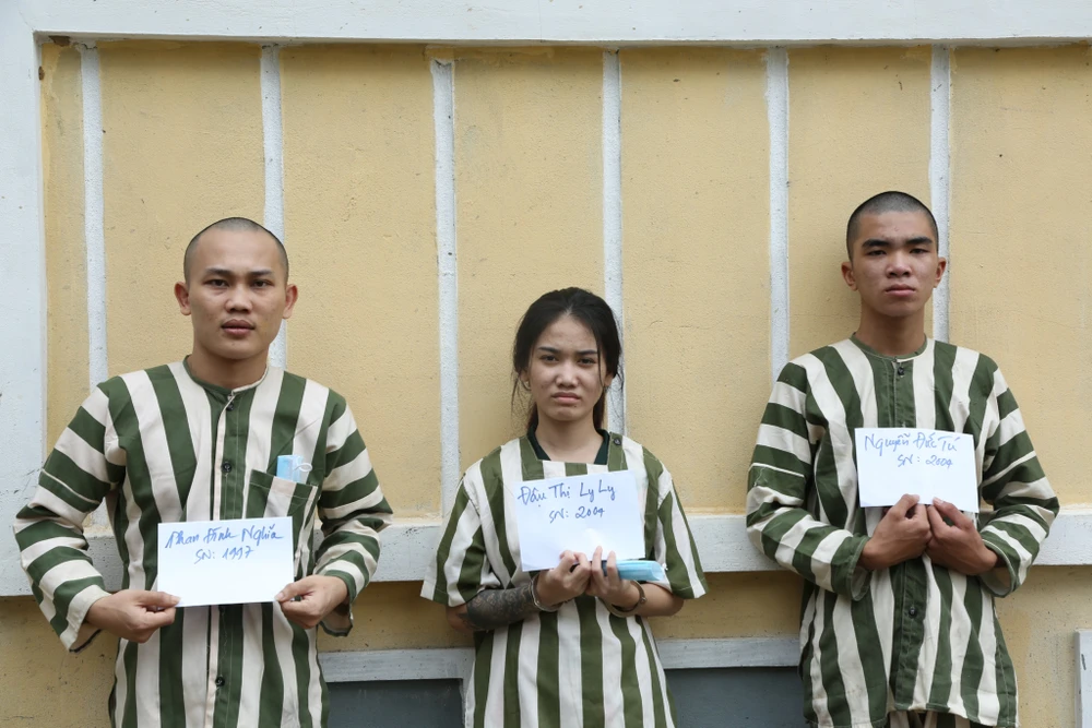 Nhóm người giam lỏng các cô gái để ép đi làm tiếp viên quán karaoke. Ảnh: LA