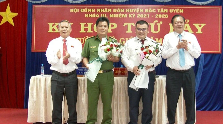 Thượng tá Thường được bầu giữ chức danh Chủ tịch UBND huyện. Ảnh: BTU Thượng tá Thường được bầu giữ chức danh Chủ tịch UBND huyện. Ảnh: BTU