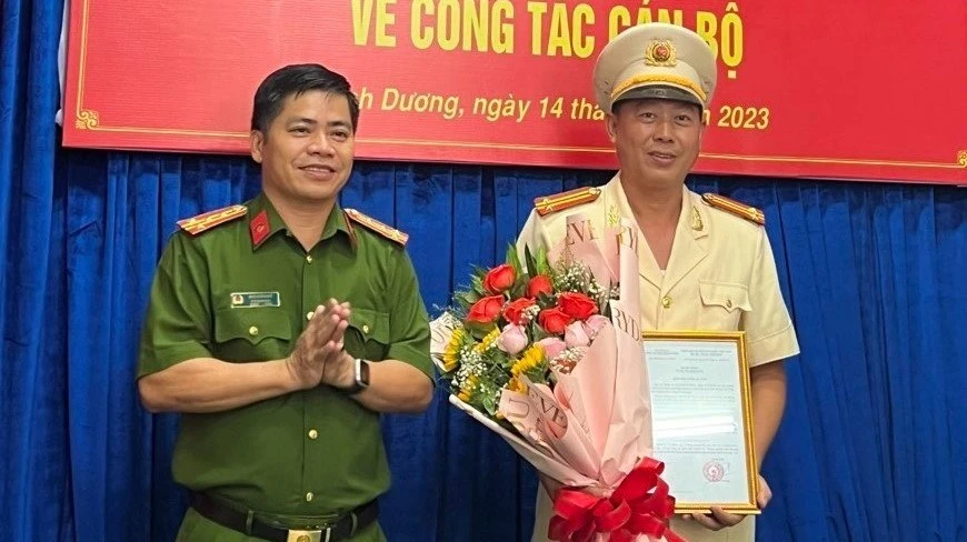 Trung tá Trần Minh Tuấn nhận quyết định điều động. Ảnh: CA Trung tá Trần Minh Tuấn nhận quyết định điều động. Ảnh: CA