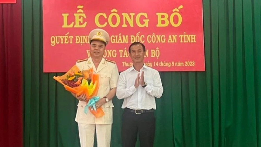 Thượng tá Phạm Quang Trưởng nhận quyết định điều động. Ảnh: CA Thượng tá Phạm Quang Trưởng nhận quyết định điều động. Ảnh: CA