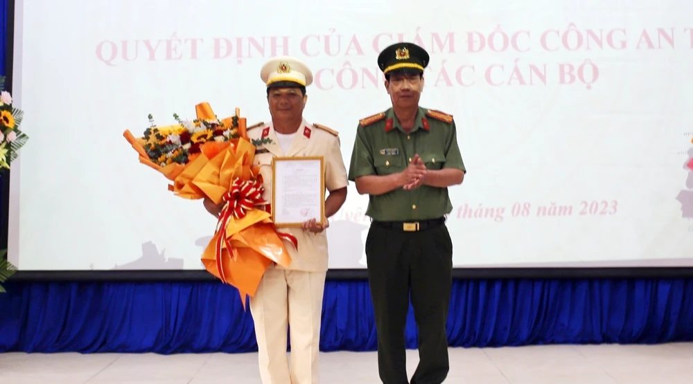 Thượng tá Thường nhận quyết định chuyển ngành. Ảnh: CA Thượng tá Thường nhận quyết định chuyển ngành. Ảnh: CA