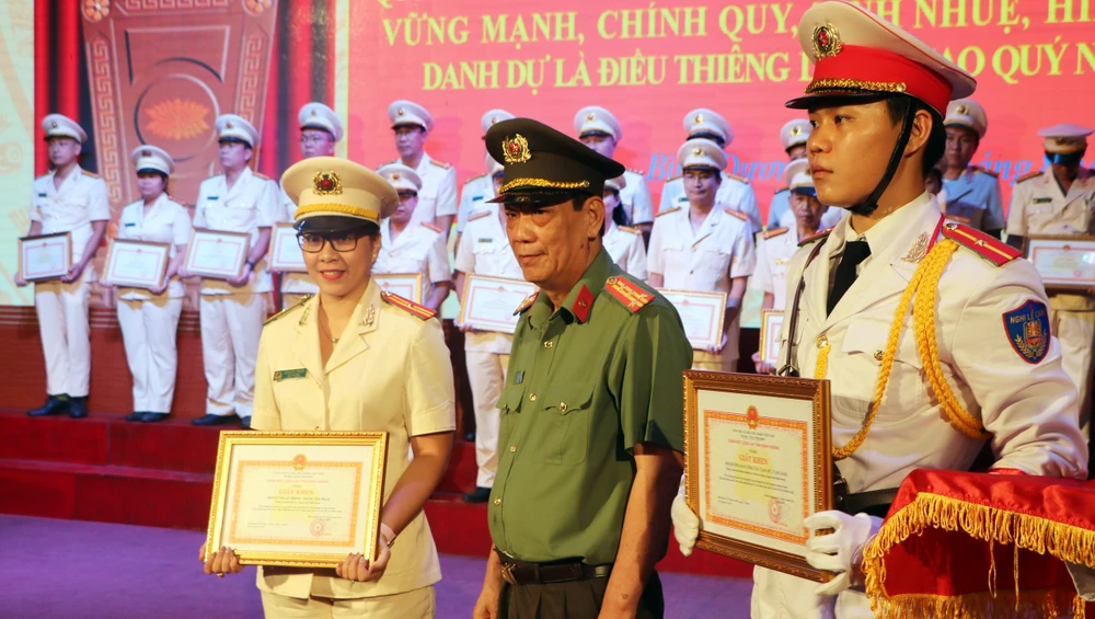 75 tập thể, cá nhân tiêu biểu được tuyên dương trong đợt thi đua đặc biệt. Ảnh: LÊ ÁNH