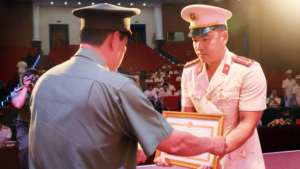 Những cá nhân tiêu biểu được tuyên dương trong đợt thi đua đặc biệt. Ảnh: LÊ ÁNH