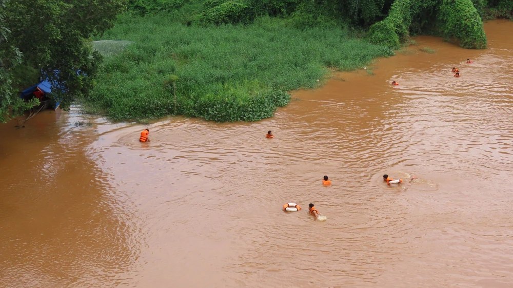 Lực lượng chức năng đang nỗ lực tìm kiếm nam thanh niên mất tích. Ảnh: LA Lực lượng chức năng đang nỗ lực tìm kiếm nam thanh niên mất tích. Ảnh: LA