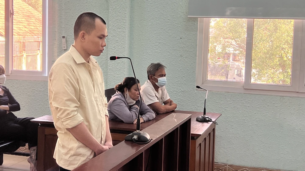 Với hành vi giết chết anh trai, bị cáo Sang bị tuyên phạt 8 năm tù. Ảnh: LÊ ÁNH Với hành vi giết chết anh trai, bị cáo Sang bị tuyên phạt 8 năm tù. Ảnh: LÊ ÁNH