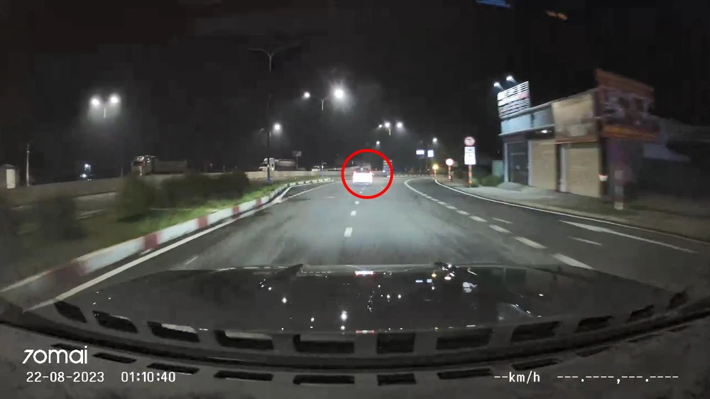 Nhóm đối tượng trên xe rải đinh sắt tự chế xuống đường để ngăn căn sự truy đuổi của lực lượng công an. Ảnh: CACC