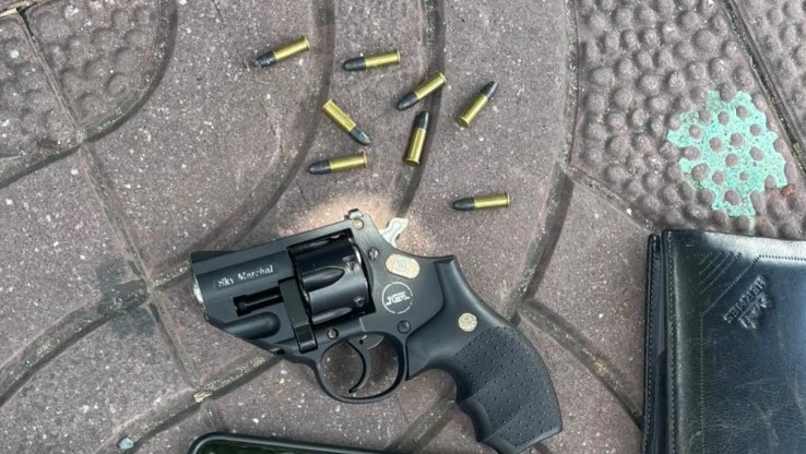 Súng và đạn thu giữ trên người nam thanh niên. Ảnh: CACC