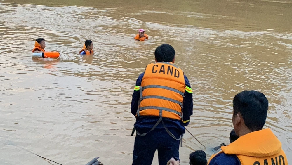 Lực lượng công an vẫn đang nỗ lực tìm kiếm nam học sinh. Ảnh: DH