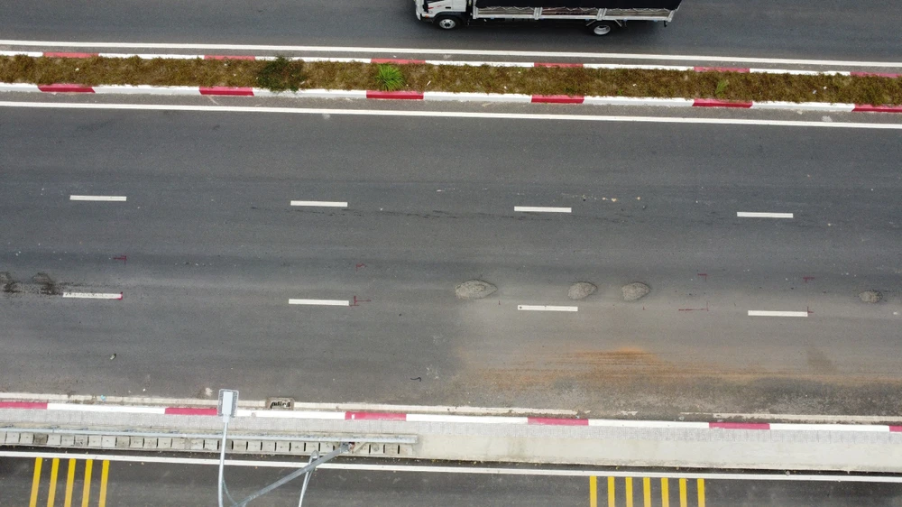 Nhìn từ trên cao, ổ gà chi chít trên mặt đường. Nhìn từ trên cao, ổ gà chi chít trên mặt đường.