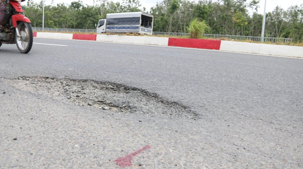 Mặt đường xuất hiện nhiều ổ gà. Mặt đường xuất hiện nhiều ổ gà.