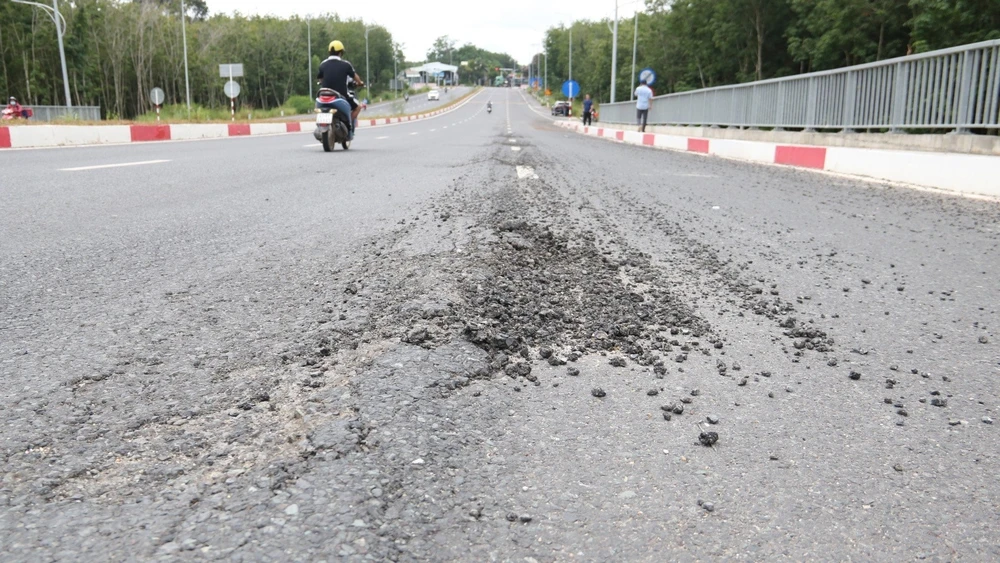Nhiều đoạn bong, tróc gây nguy hiểm cho người tham gia giao thông. Nhiều đoạn bong, tróc gây nguy hiểm cho người tham gia giao thông.