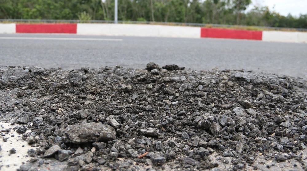 Mặt đường có dấu hiệu xuống cấp chỉ sau 8 tháng khánh thành. Mặt đường có dấu hiệu xuống cấp chỉ sau 8 tháng khánh thành.