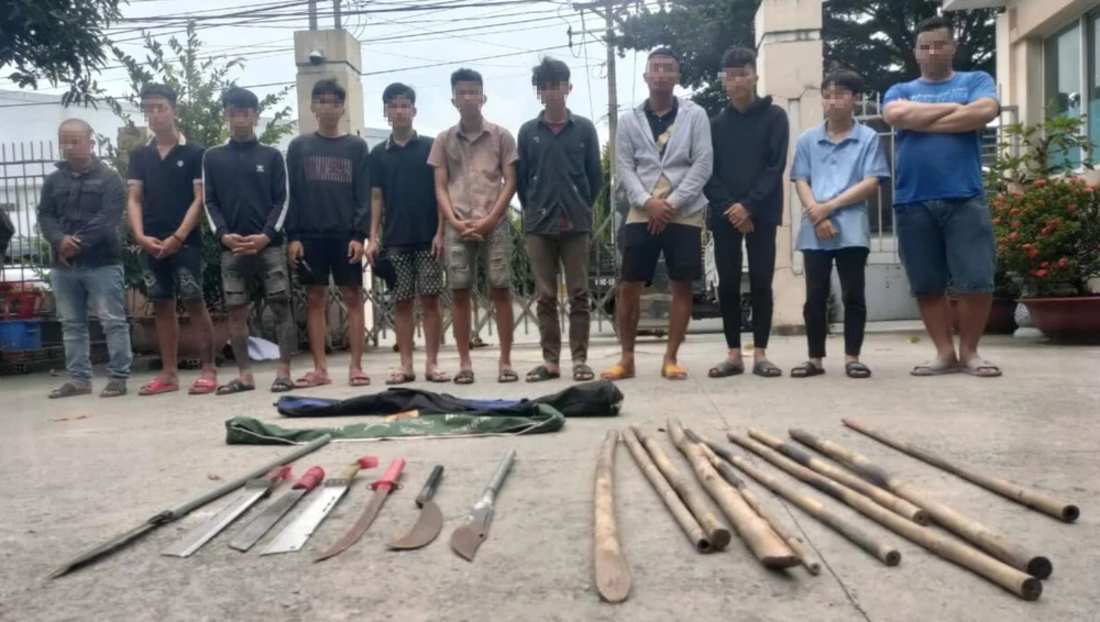 Nhóm thanh niên cùng số dao kiếm đang chuẩn bị đi hỗn chiến. Ảnh: CA