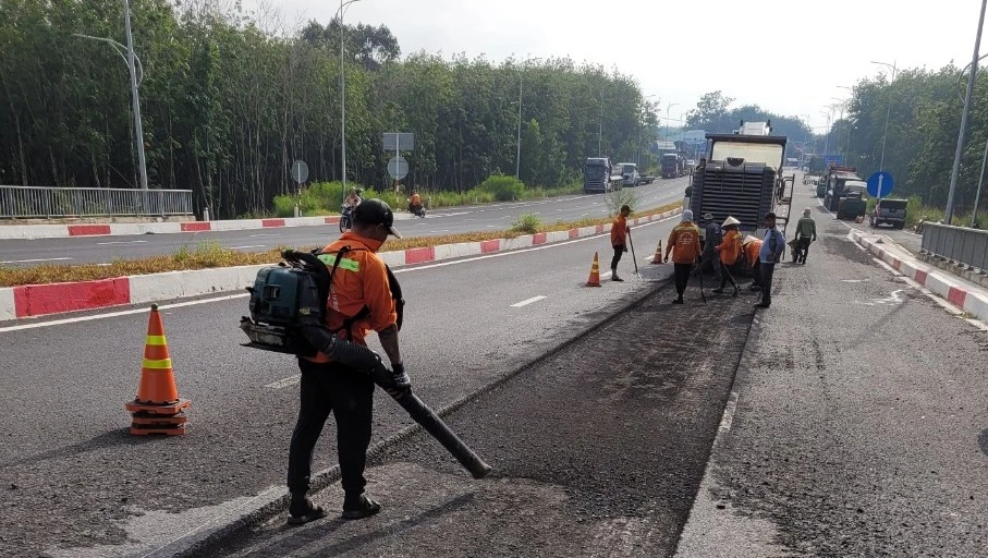 Mặt đường bị hư hỏng được đảo lên để sửa chữa.