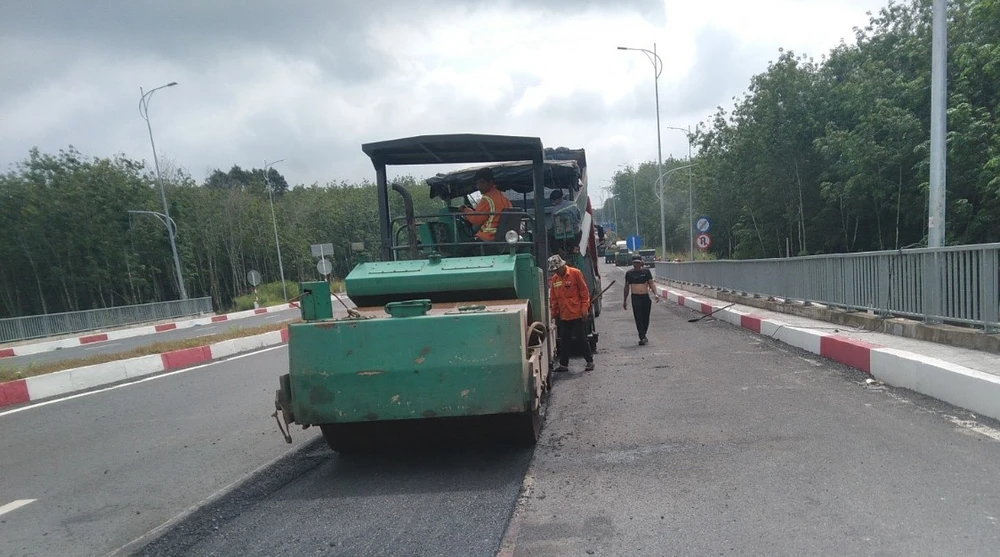 Những đoạn đường hư hỏng được trải nhựa lại bằng phẳng.