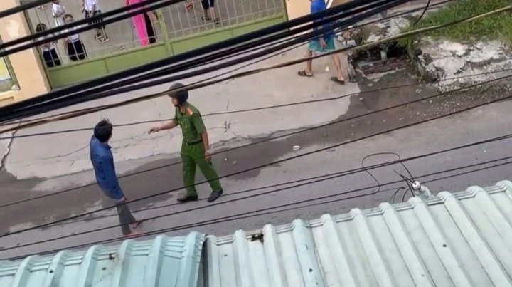Lực lượng công an khuyên giải nam thanh niên nhưng bất thành. Ảnh: Cắt từ clip