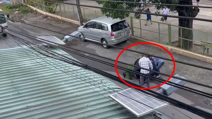 Công an và người dân khống chế nam thanh niên. Ảnh: Cắt từ clip