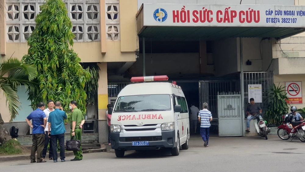 Công an đang có mặt tại bệnh viện giám sát chặt chẽ nam thanh niên gây ra vụ việc. Ảnh: KD