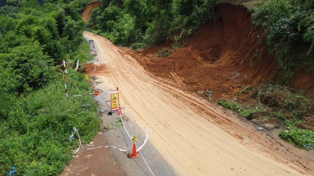 Cơ quan chức năng đã dựng các rào chắn tạm thời cảnh báo nguy hiểm. Ảnh: LÊ ÁNH