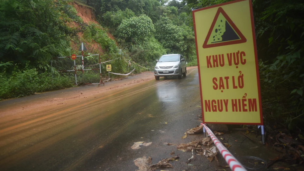 Hai đầu đường vào khu vực sạt lở đầu được đặt biển cảnh báo. Ảnh: LÊ ÁNH