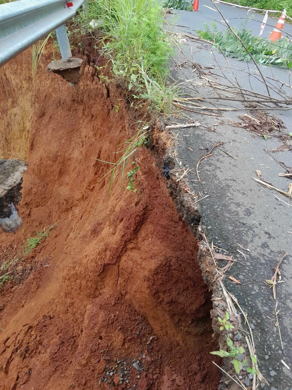 Tình trạng sạt lở đã ăn vào phần lòng đường, rất nguy hiểm. Ảnh: VÕ TÙNG