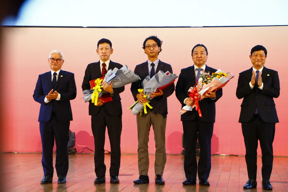 Lãnh đạo tỉnh Bình Dương trao giấy chứng nhận đầu tư cho 3 doanh nghiệp Nhật Bản.