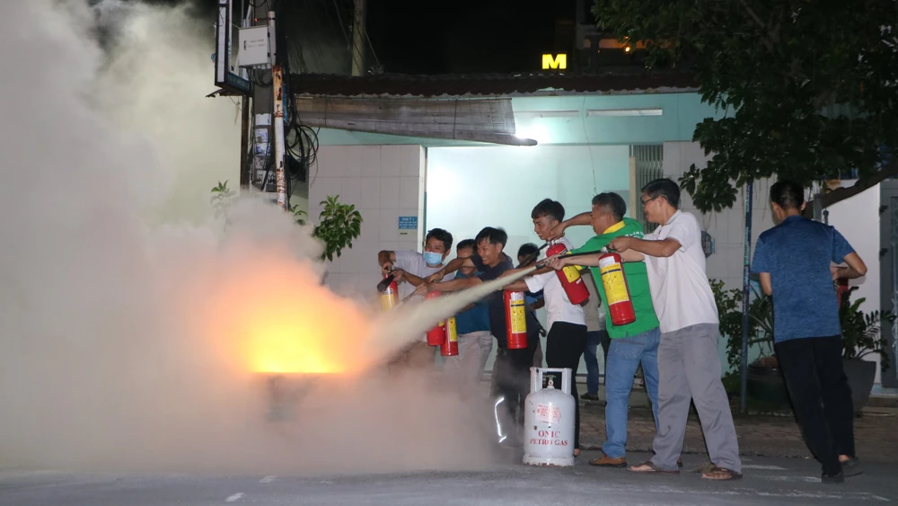 Tổ liên gia an toàn phòng cháy, chữa cháy khu phố 1A đã kịp thời dập tắt đám cháy và hỗ trợ cứu người, di tản tài sản. Ảnh: LA