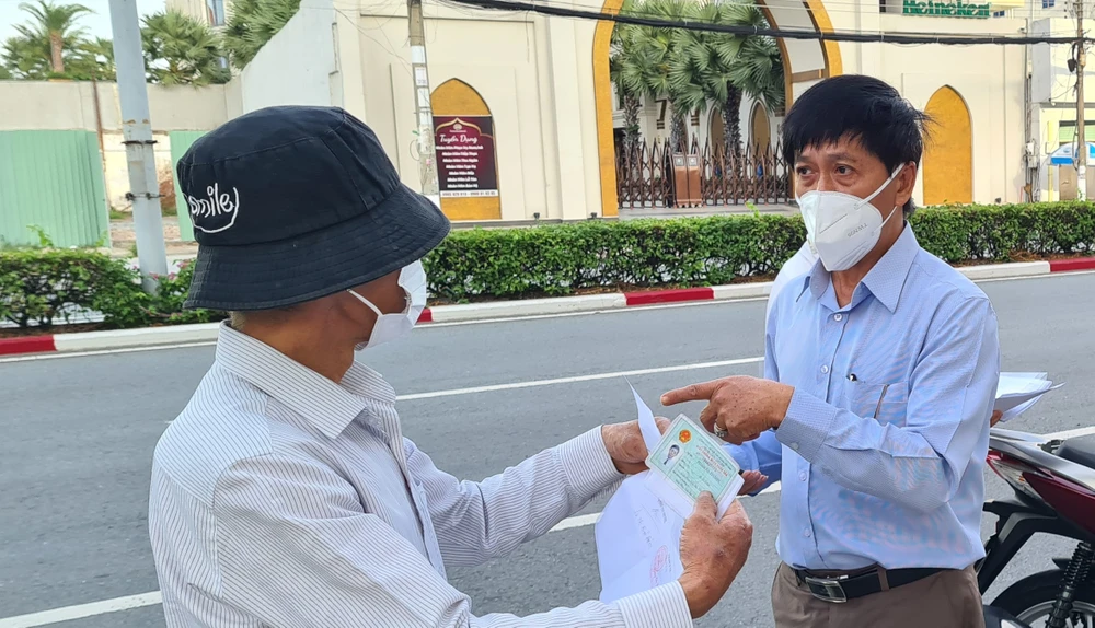 Lê Minh Quốc Cường - cựu giám đốc Giám đốc Sở LĐ-TB&amp;XH tỉnh Bình Dương (phải). Ảnh: LA