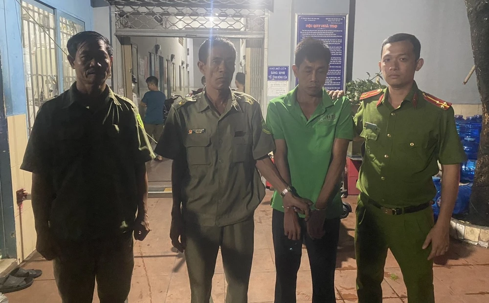 Hổ bị bắt khi đang trốn đi làm phụ hồ. Ảnh: CACC Hổ bị bắt khi đang trốn đi làm phụ hồ. Ảnh: CACC