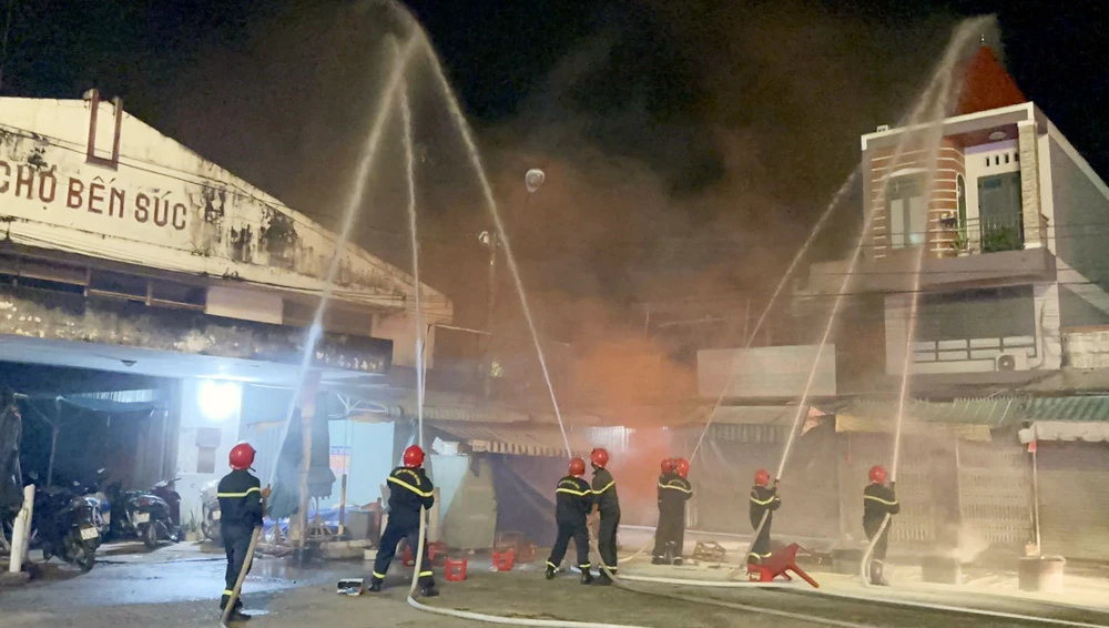 Lực lượng chữa cháy của Công an huyện Dầu Tiếng cũng kịp thời có mặt để chữa cháy. Ảnh: MP