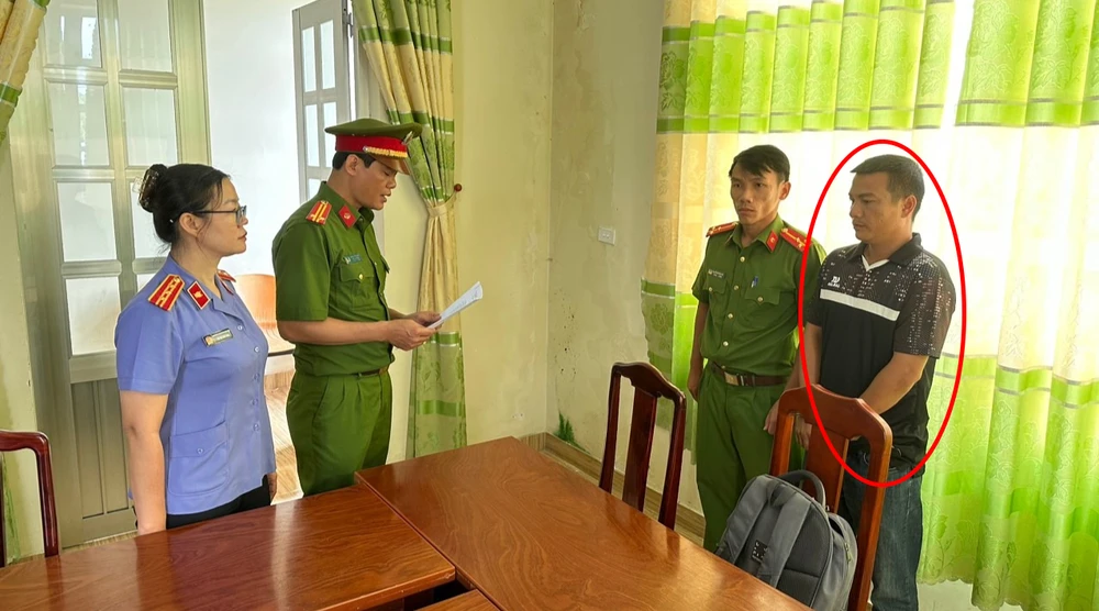 Cơ quan điều tra đọc lệnh khởi tố, bắt giam đối với Chu Văn Kiên. Ảnh: CACC